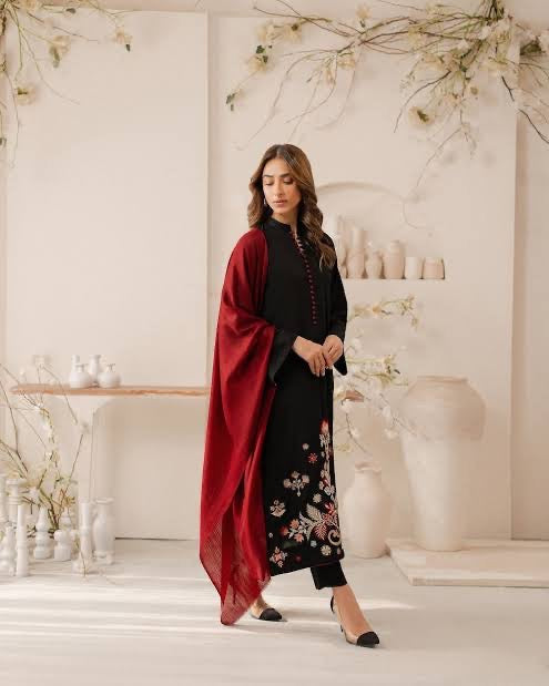 QALAMKAR - 3PC LAWN EMBROIDERED SHIRT WITH JACQUARD WEAVED EMBROIDERED DUPATTA AND COTTON TROUSER 1700