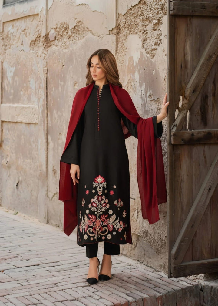 QALAMKAR - 3PC LAWN EMBROIDERED SHIRT WITH JACQUARD WEAVED EMBROIDERED DUPATTA AND COTTON TROUSER 1700